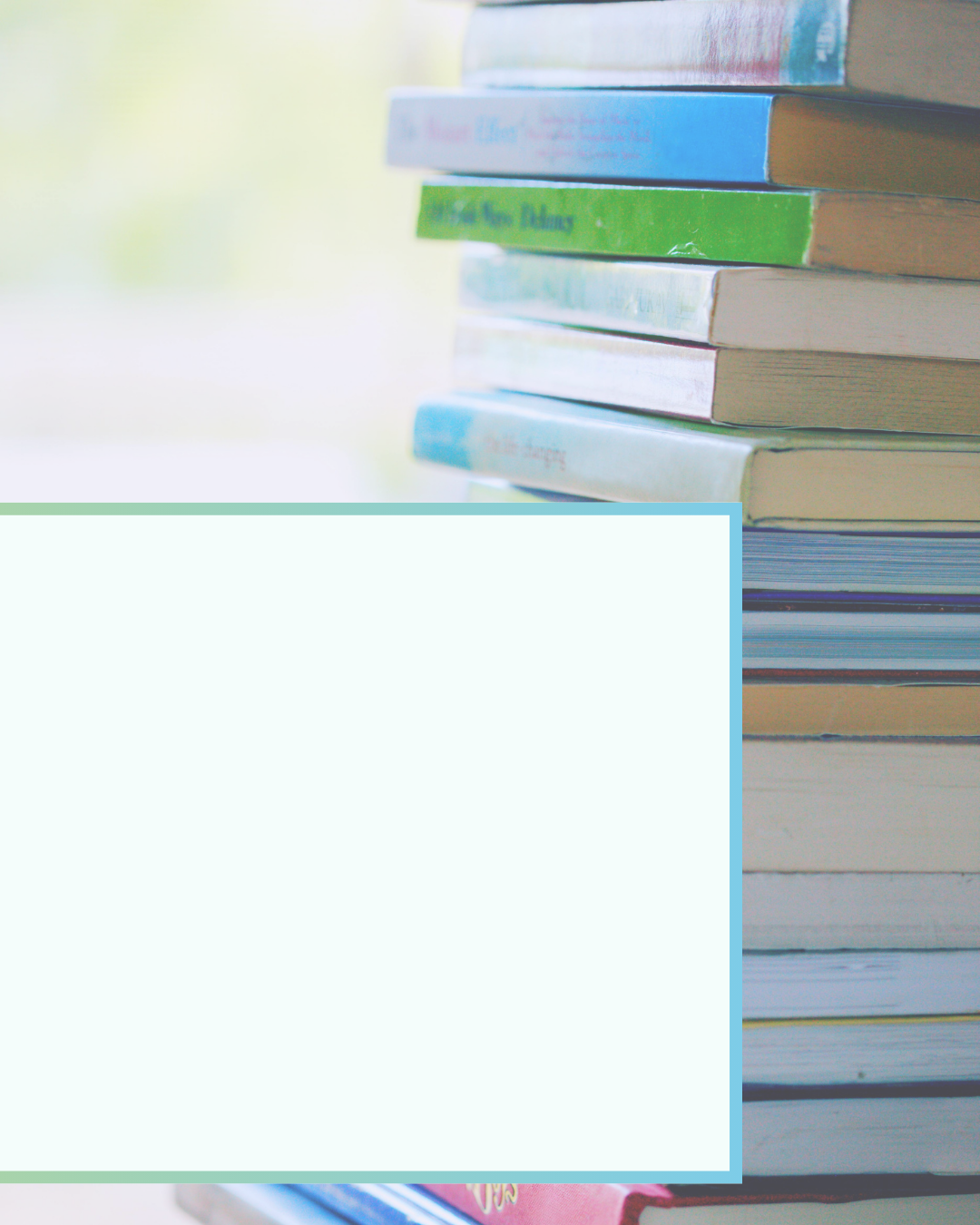 Hintergrund Beitrag Wirtschaft & Bildung. Ein Stapel mit vielen Büchern und einem verschwommenen Hintergund der einen Blick durchs Fenster ins Grüne andeutet