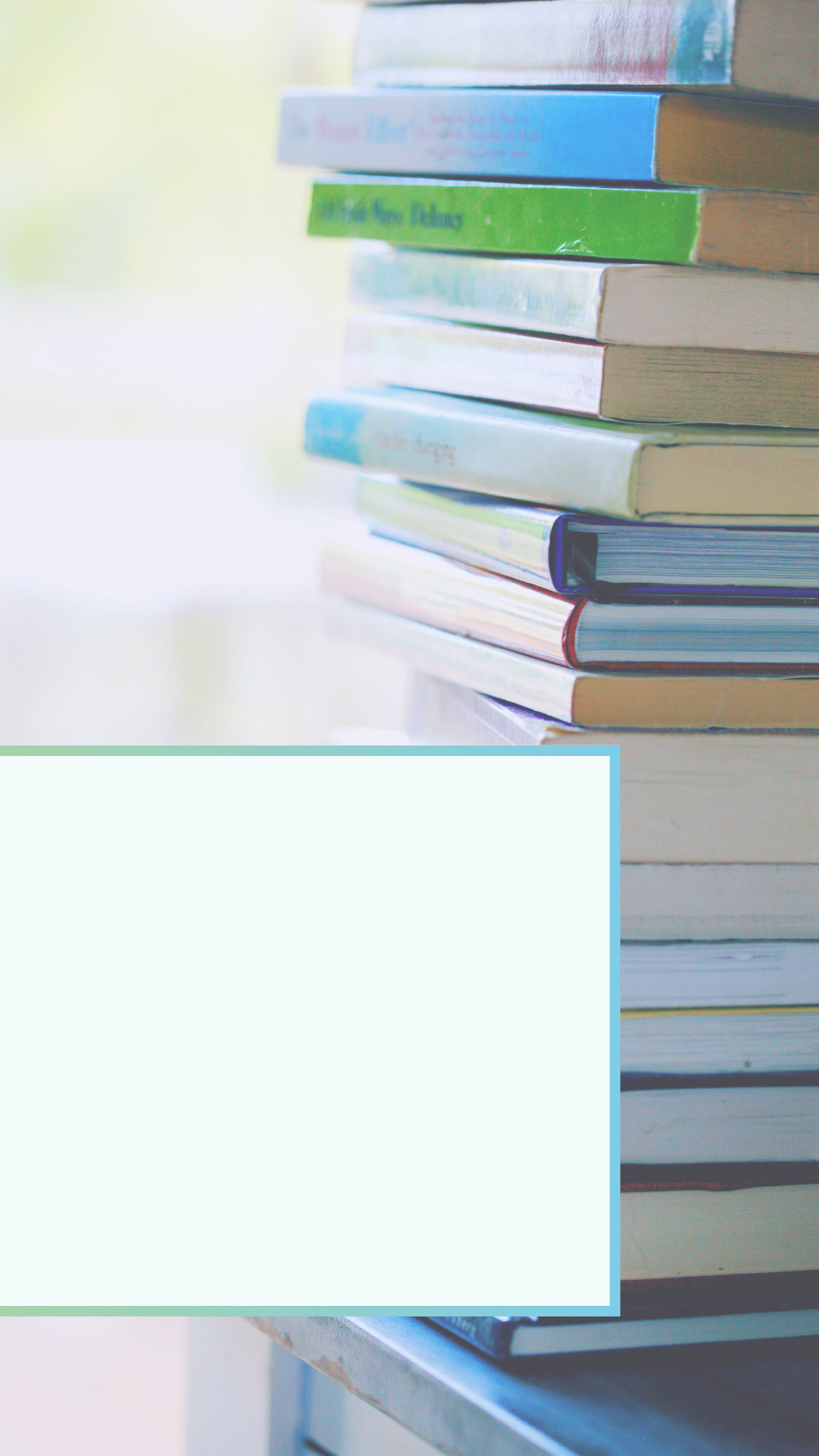 Hintergrund Story Wirtschaft & Bildung. Ein Stapel mit vielen Büchern und einem verwommenen Hintergund der einen Blick durchs Fenster ins Grüne andeutet